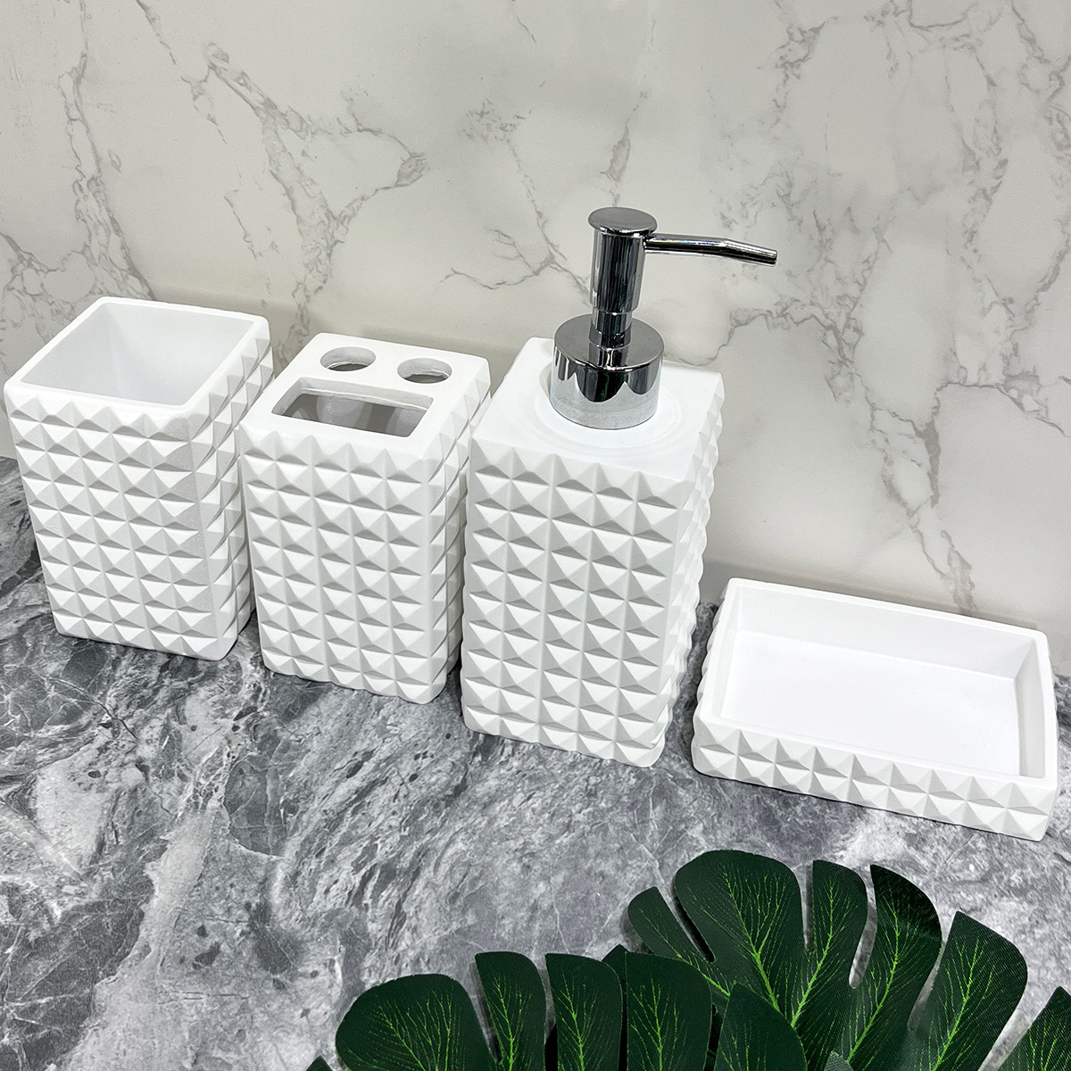 Juego de cuatro piezas en blanco puro