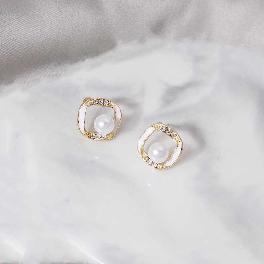 Twisted Hollow Pearl Earrings 3