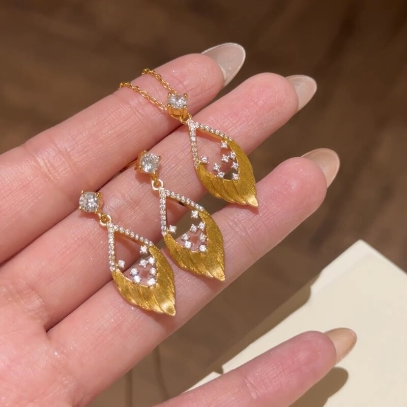 Xiaohongshuの人気スタイルゴールデンブラッシュフェザードットダイヤモンドネックレスユニークなデザインの鎖骨チェーンドロップシッピング|undefined