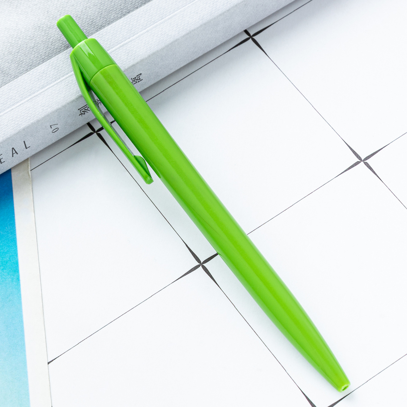 Bolígrafo de plástico de presión transfronteriza puede imprimir logotipo promocional publicidad bolígrafo de regalo simple bolígrafo multicolor al por mayor