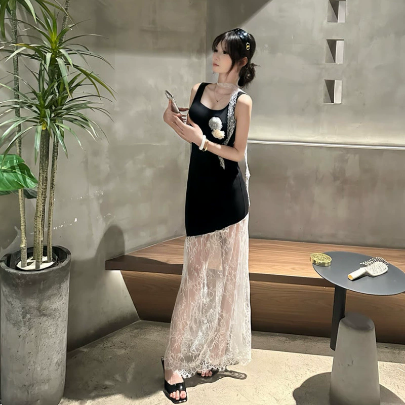 Модный женский дизайн в стиле влиятельных лиц с трехмерным цветочным платьем на тонких бретельках с открытыми плечами и кружевным платьем-русалкой, подчеркивающим талию.