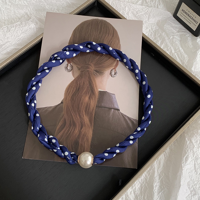 Pañuelo de seda con collar de perlas tortas Primavera y verano Nuevos productos Temperamento de moda Decoración multifuncional Pañuelo de seda con hebilla magnética para mujer