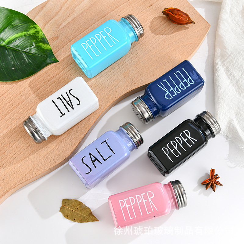 Amazon popular esparcidor blanco y negro botella de pimienta y sal caja de condimento pimienta y sal traje de pimienta frasco de condimento de vidrio cuadrado