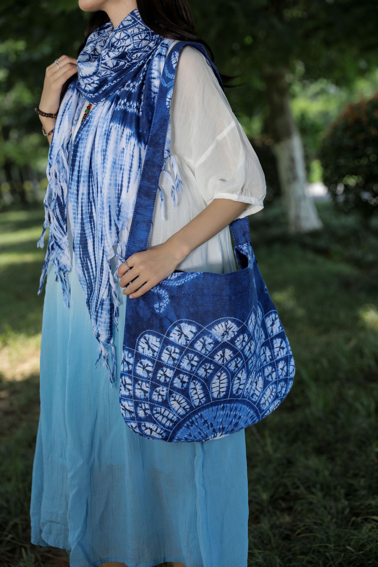 2023 Yunnan estilo étnico hecho a mano tie-dyed bolso de hombro artístico versátil pequeño bolso de tela azul y blanco retro casual bolsa de mensajero