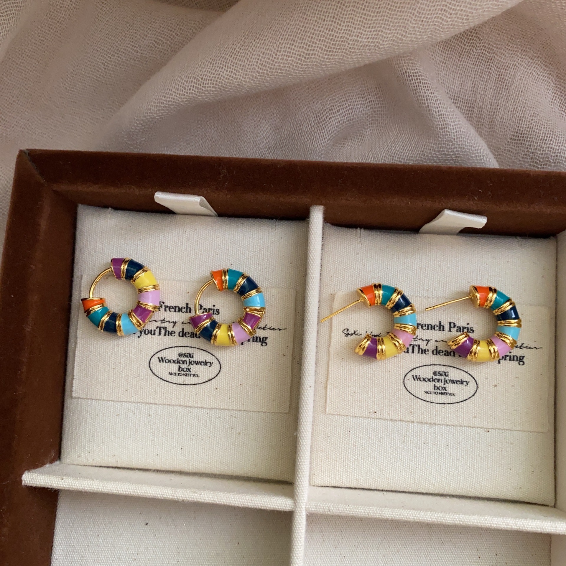 Arco iris rosquilla de esmalte de color dulce Pendientes de moda retro semicircular Diseño de personalidad de nicho Pendientes de sentido avanzado