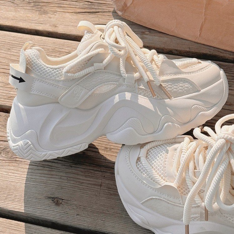 Pequeños zapatos blancos para mujeres aumentan suela gruesa verano y otoño de 2025 nuevos zapatos casuales de diseño original zapatos muffin para mujeres