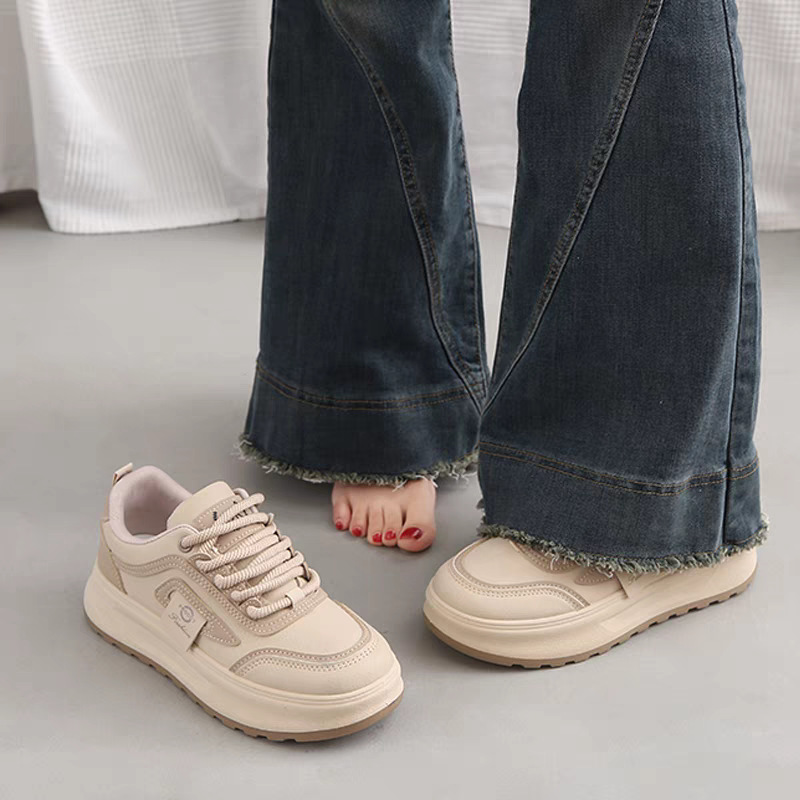Estudiantes de suela gruesa zapatos blancos para mujeres 2025 nuevos zapatos de primavera chic de moda casual zapatos de skate de cuero