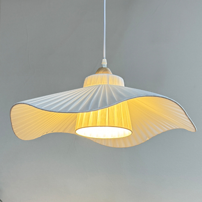 Lámpara de tela roja en línea Nórdica ins diseñador de arte de viento crema lámparas de dormitorio principal sensación de alto nivel de tela simple