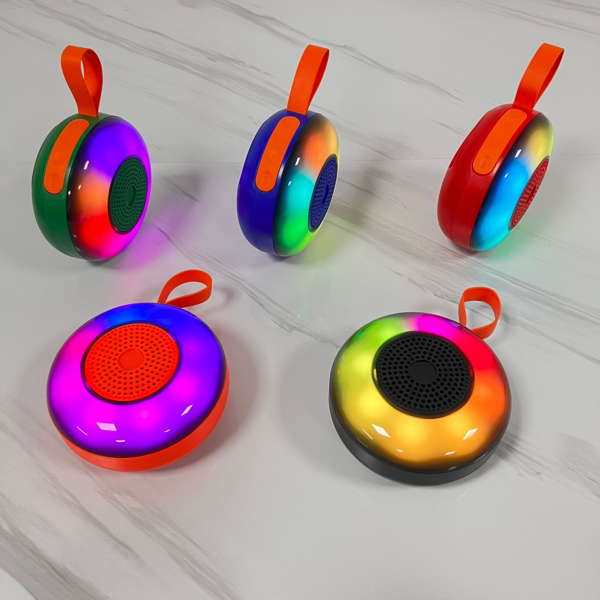 Altavoz pequeño con colgante para ciclismo, subwoofer Bluetooth, altavoz inalámbrico para exteriores con tarjeta insertable, luz colorida, reproductor multifuncional para el hogar