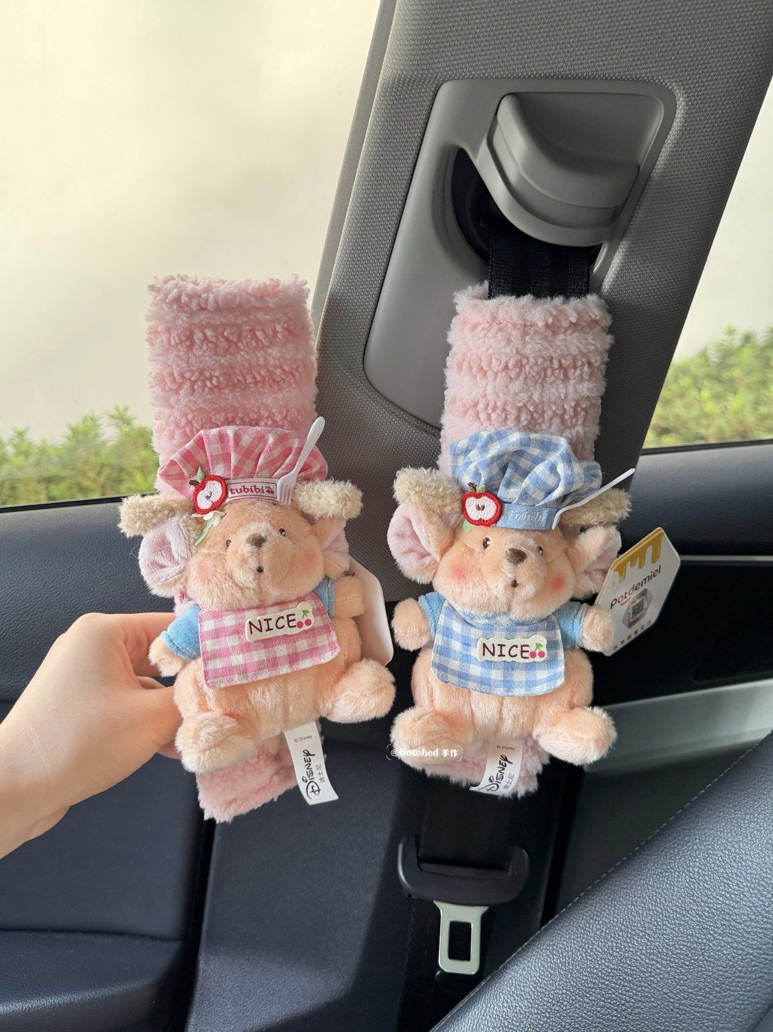 Authentic Disney Winnie the Pooh Car Seatbelt Shoulder Pad Flower Bouquet Winnie the Pooh Couple Car Interior Anti-Neck Strain Protector