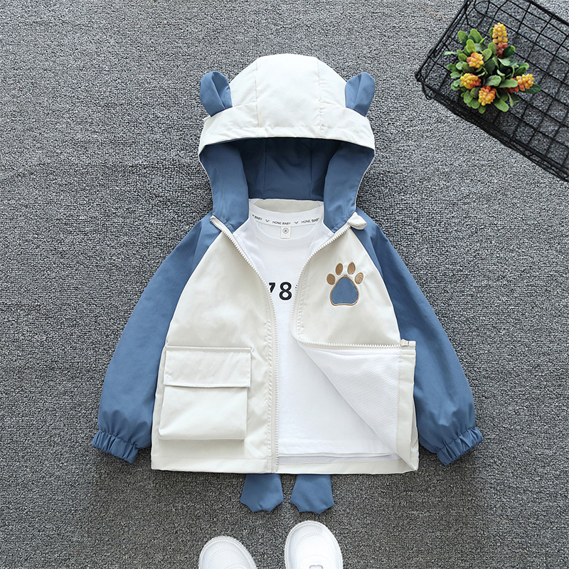 男の子の秋のジャケット春と秋 2025 新しい子供の秋の薄いジャケットベビー漫画フード付きトップ