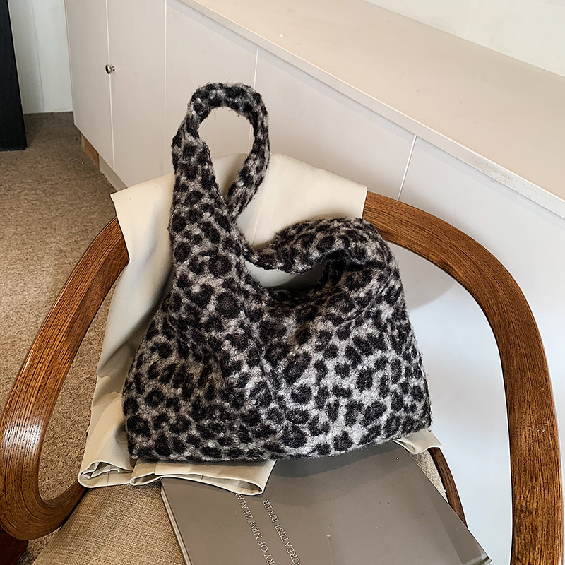 Versión coreana del bolso tote con estampado de leopardo de felpa ins 2024 otoño e invierno nuevo bolso de hombro de gran capacidad para viajeros, bolso de axila literario