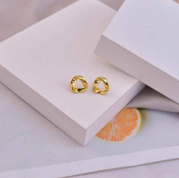 Pendientes de aro lisos para mujer, lujo ligero, pendientes de alta gama, pendientes populares, aretes de diseño exclusivo, aretes de otoño e invierno al por mayor