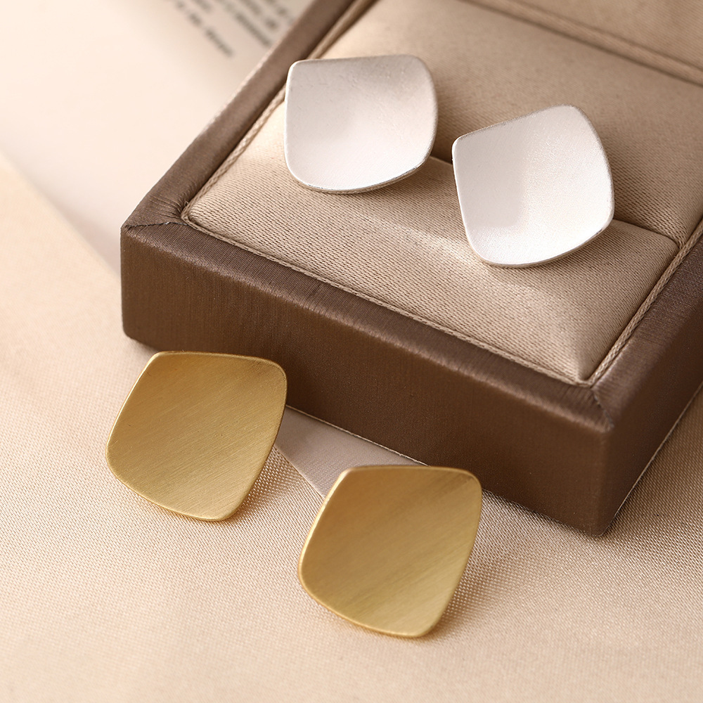 Matte small design retro elegant fashionable geometric earrings