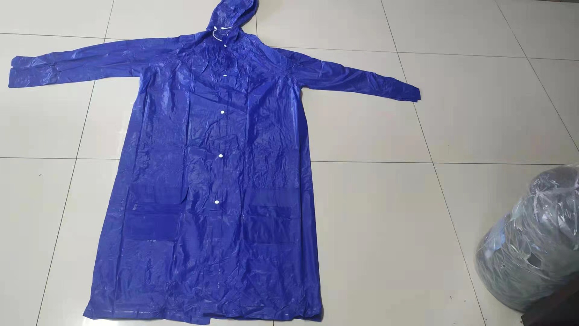 공장 재고 재사용 가능한 PVC 카키 비옷 긴 소매 포켓 캡 코드 PVC 비옷