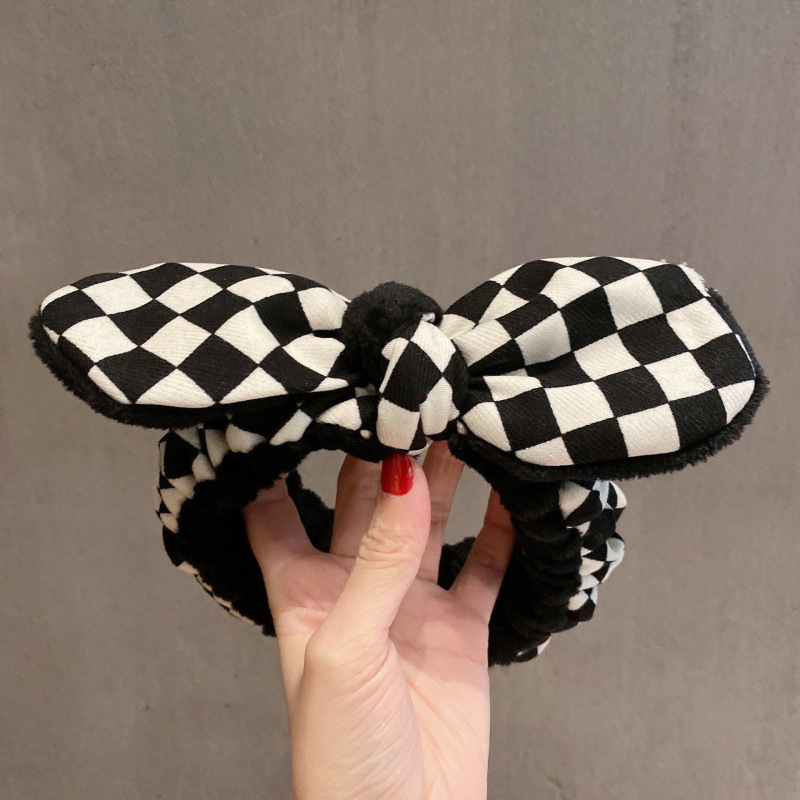 顔を洗って髪を洗って新型の少女の韓国の化粧をつけてマスクの専用のカチューシャをつけます。