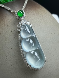 18k inlaid white ice bean pendant, floating flowers full of drill inlay. Natural Burmese jadeite A goods wholesale process.