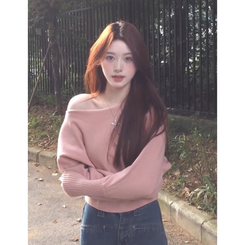 韓国系ピンクの不規則な肩のセーターの女性秋冬の新型の高級感の初冬は肩のニットの上着を着ます。|undefined