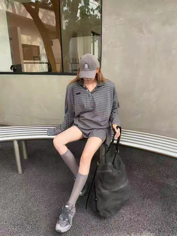 现货高版本25早春秋名人同款灰白条纹翻领POLO长袖打底衫贴布元素|undefined