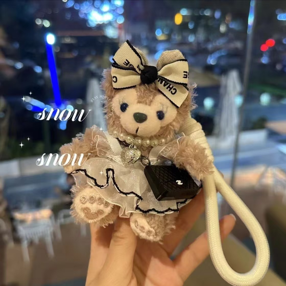 흰색 거즈 스커트와 가방 로즈