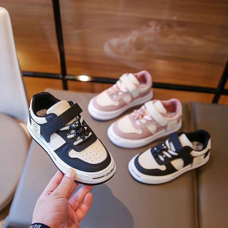 2023 Scarpe da cricket per bambini di inizio autunno Scarpe singole traspiranti basse bianche e nere per ragazzi e ragazze antiscivolo_voghion.com