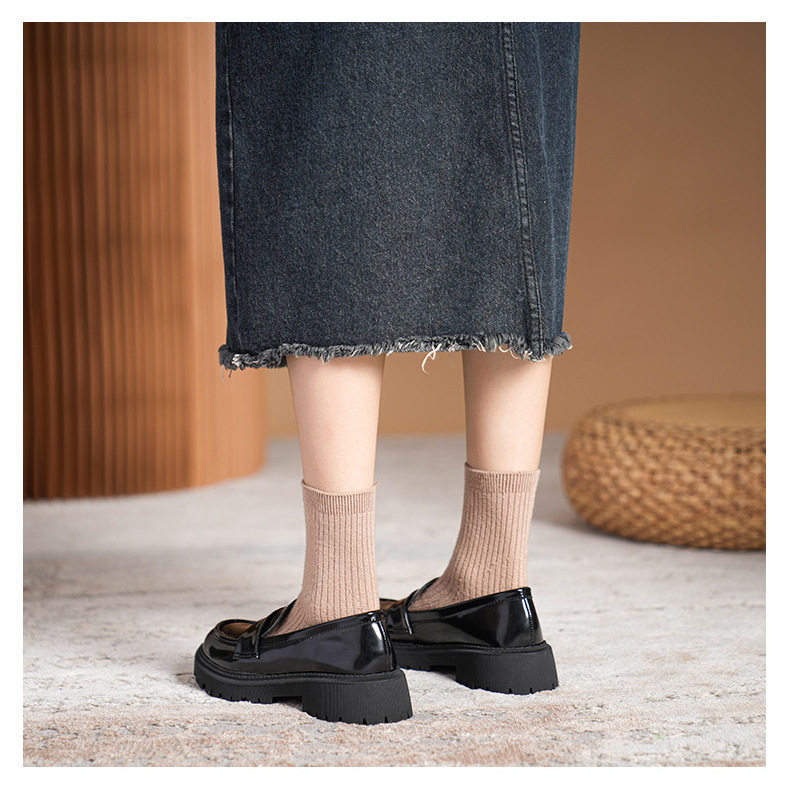 Giày lười nữ da bóng đế dày gót vuông 3–5 cm thêu họa tiết hoa văn và đồng xu nhỏ thủ công — Màu đen chi tiết 18