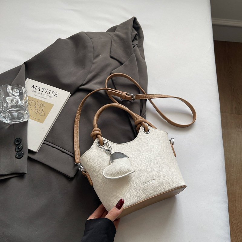 Moda de verano bolso de cubo de mano mujer 2025 nuevo producto diseño de nicho bolso de viaje bolso de mensajero casual simple