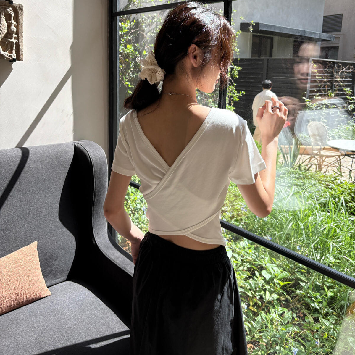 KITTIN estándar coreano! Diseño de cuello en U de verano sentido temperamento espalda cruz cintura delgada camiseta de manga corta mujer B3283 image 4