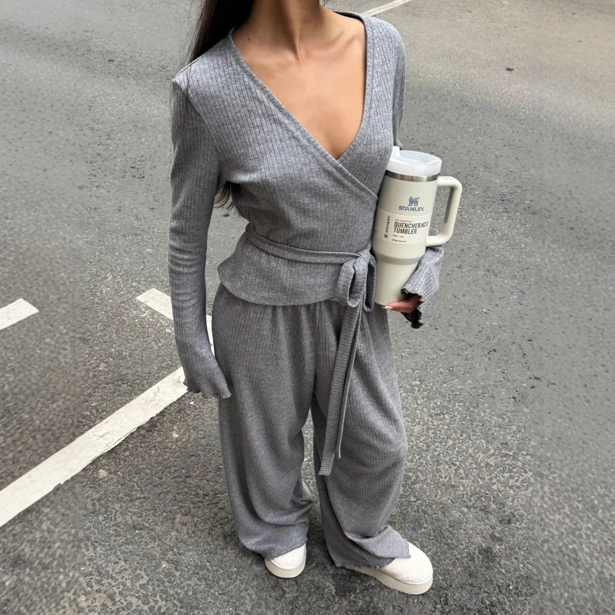 Dames gebreide set met V-hals, geribbelde top met trekkoord en lange mouwen, bestaande uit een tweedelig pak. Nieuw in de lentecollectie._voghion.com