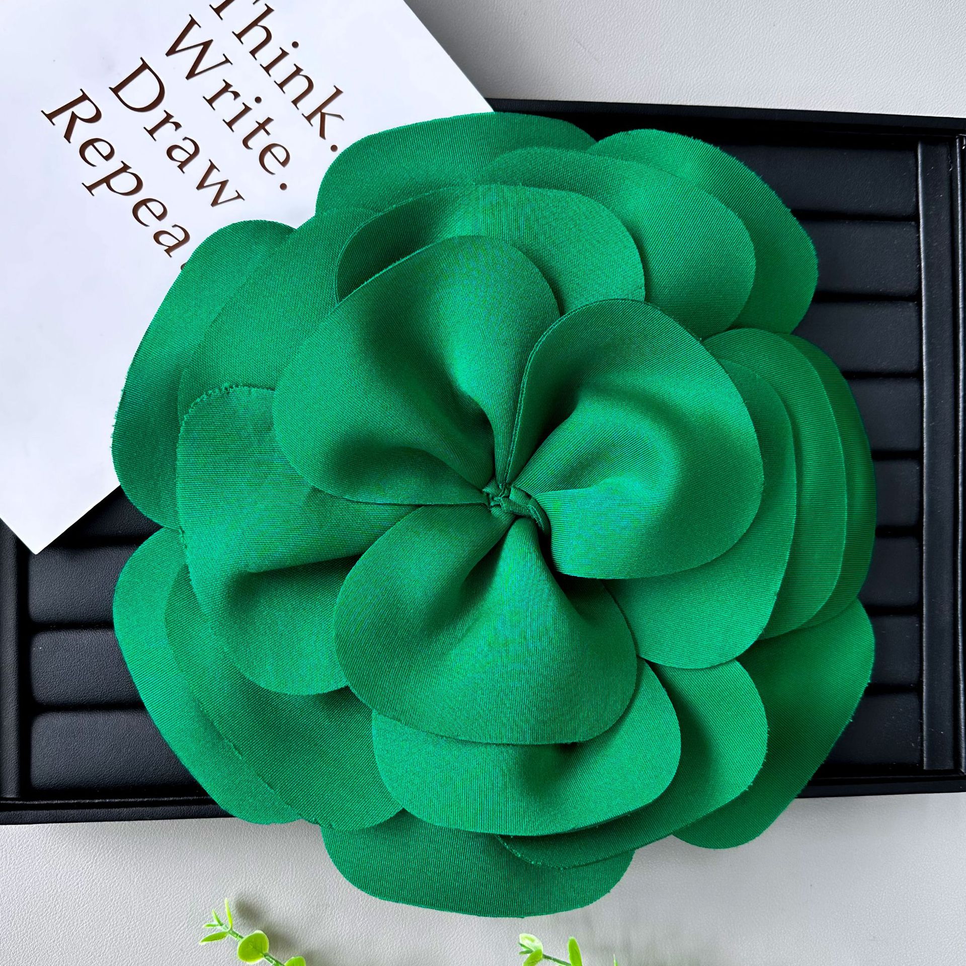 Nuevo corsage de flores tridimensional versátil en tela, accesorios para vestidos de novia, disfraces de espectáculo, trajes de baile y decoraciones cosidas a mano.