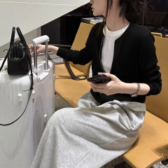たるみの古いお金のレトロな革のブランドのファスナーのゆったりしたニットのカーディガンの春と秋の黒い小さいコートの女性