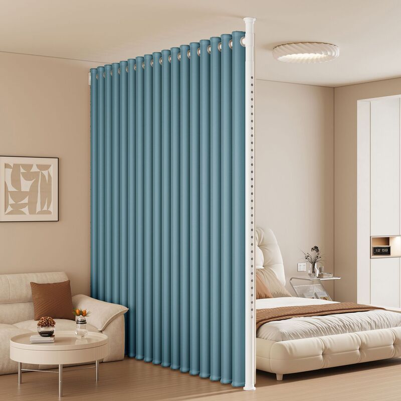 部屋のリビングルームはカーテンを遮断します。部屋は二つの部屋になります。|undefined