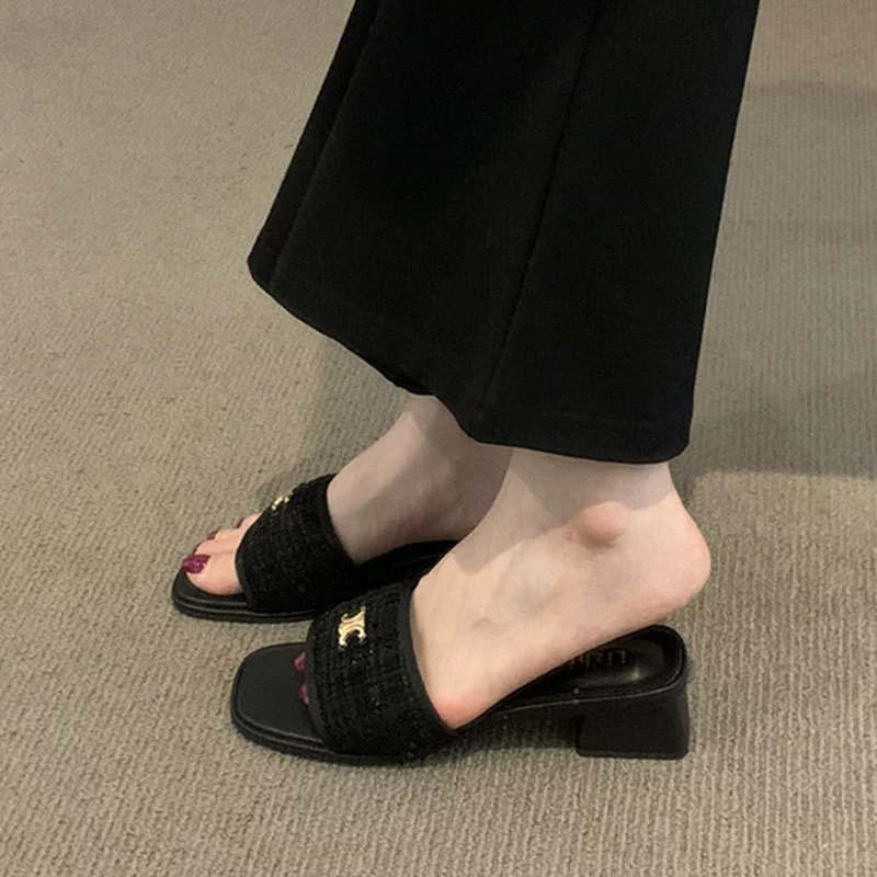 Летние шлёпанцы с металлическим логотипом (Chanel-style), массивный каблук, размеры 35–40