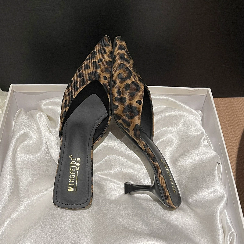 2025 новый летний французский остроконечный темперамент леопардовый темперамент на каблуках модный багажник половина тапочек на внешней носки сандалии на высоком каблуке