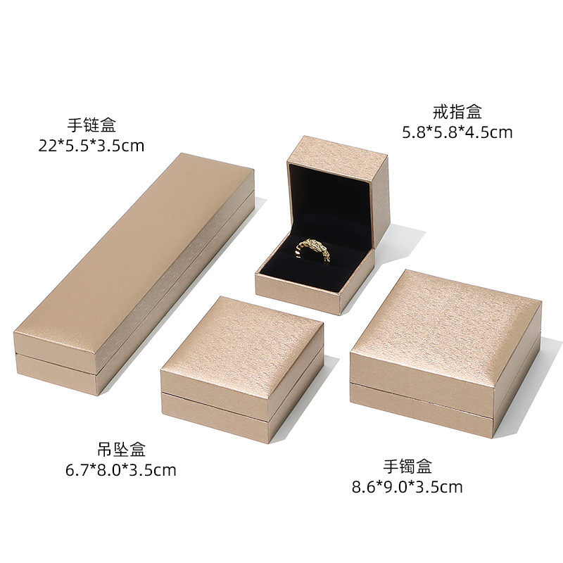 直角ストレートエッジレザー充填紙周大福同スタイルレッドジュエリーボックスリングネックレスペンダントブレスレット包装箱|undefined