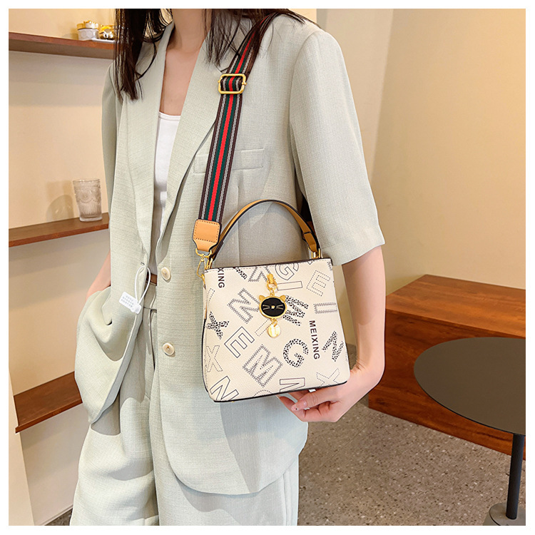 Frauen 2023 Neue Trendy Sommer High-End-Wasser Eimer Mode Alter Reduziert Umhängetasche Modische Handheld_voghion.com