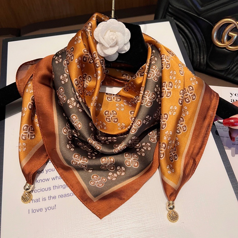 카키 네잎 꽃 --- [마그네틱 새틴 스퀘어 스카프]]