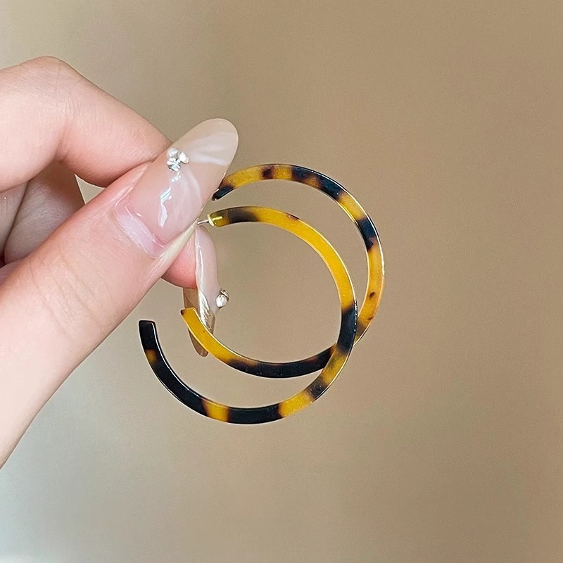 Anillo de vinagre ámbar de oxígeno gran anillo de aretes de aretes de aretes para mujeres explosión de alta calidad aretes de aretes de color único de verano