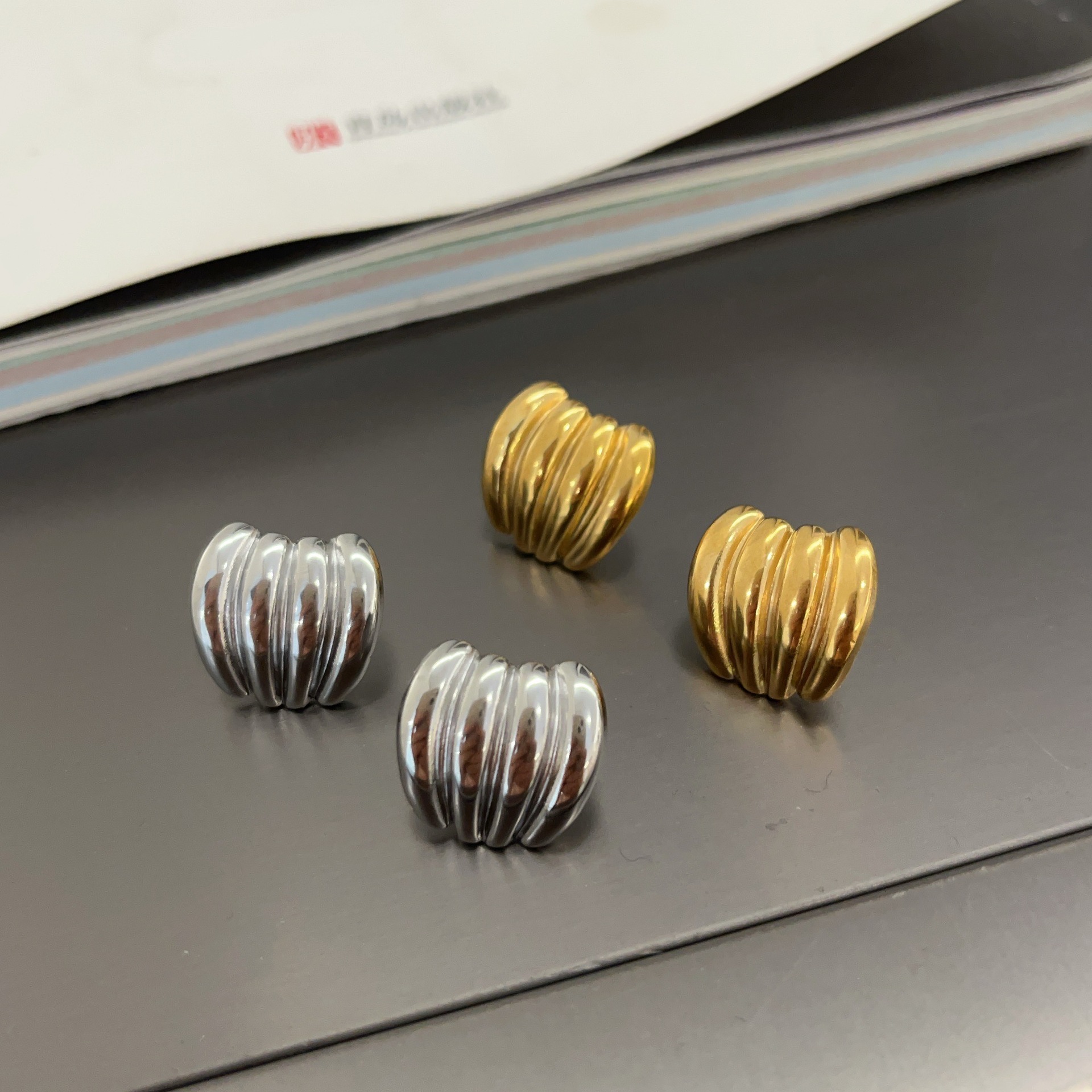 Cross-border European and American banana drop earrings for women, high-end design, Instagram-style fashion trend titanium steel non-fading earrings for women.