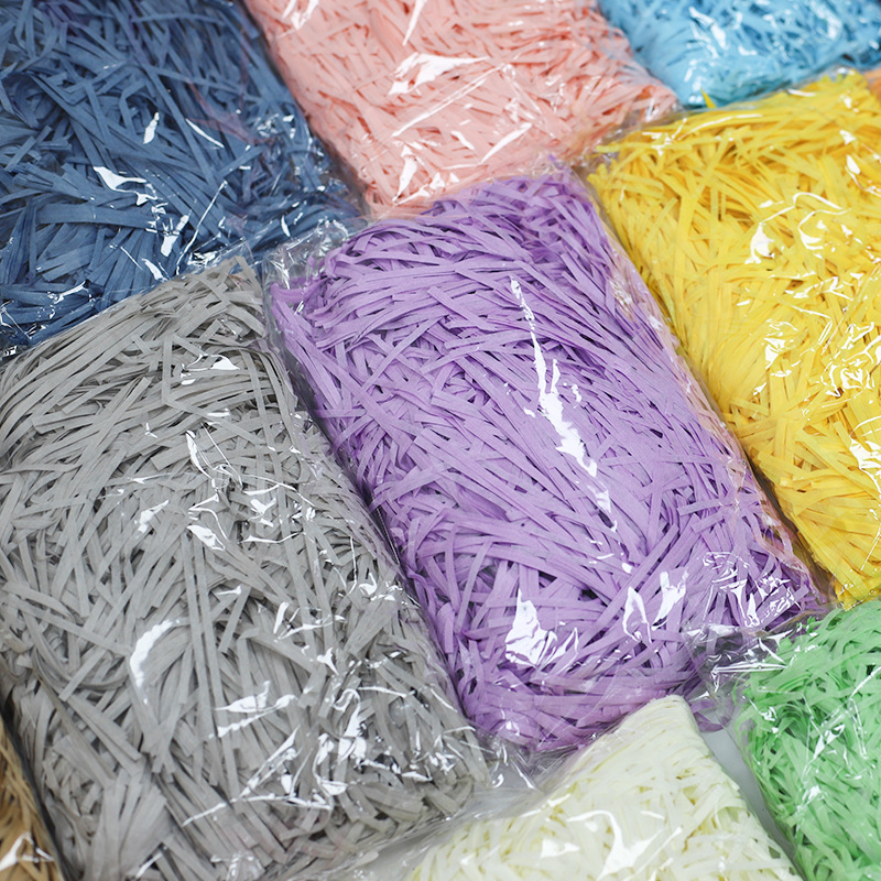 Rafia de 100g, fabricante mayorista, para decoración de cajas de regalo de boda, regalos de cumpleaños, relleno de papel triturado, seda, hierba para manualidades florales