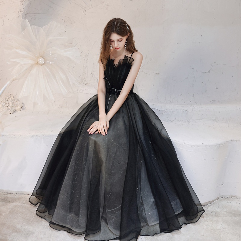 Vestido de cena de reunión anual negro para mujeres 2026 nuevo estilo simple y generoso adelgazamiento de los estudiantes de exámenes de arte rendimiento de hadas