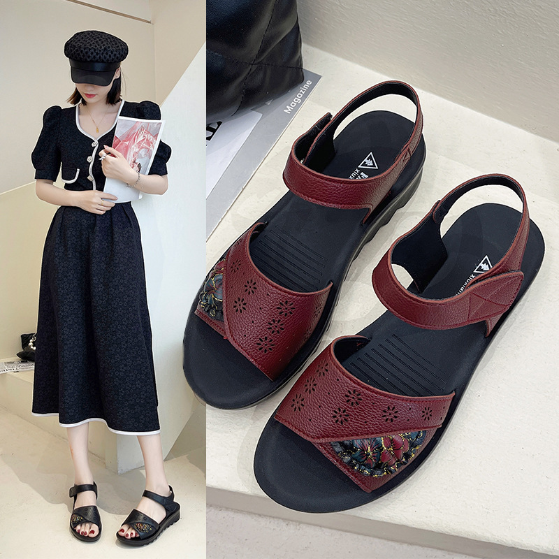 2024 New Middle-Aged and Elderly Mother Sandals Grandma and Mother-In-Law Leather Sandals Women's Flats Soft Sole Non-Slip Comfortable Women's Shoes