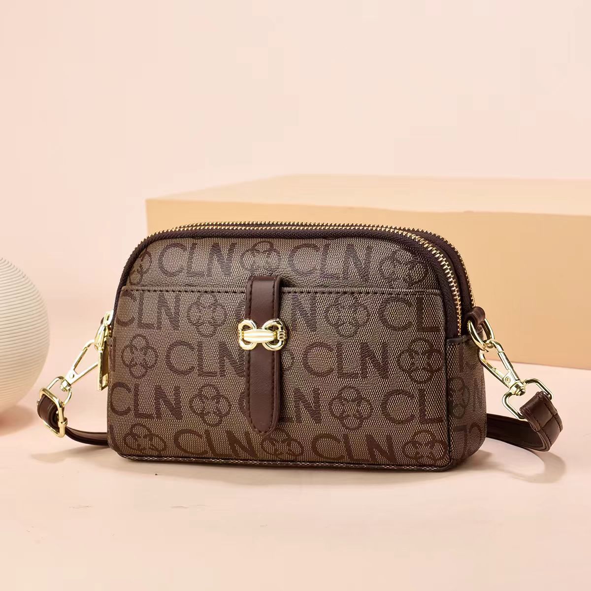 Bolsos de fábrica para mujer 2025 primavera y verano nuevo bolso cuadrado pequeño de mensajero de un solo hombro fresco y dulce estilo explosivo al por mayor