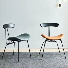 工业风皮椅子北欧设计师休闲靠背椅实木loft复古铁艺轻奢蚂蚁餐椅