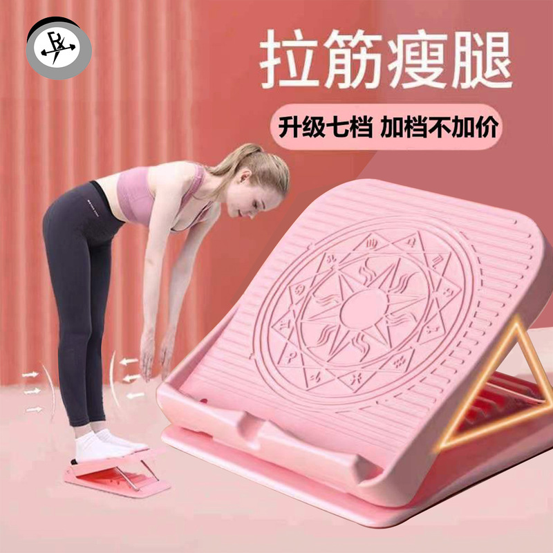 筋金入りの学生の女性のふくらはぎの踏み台は折り畳み可能です。|undefined