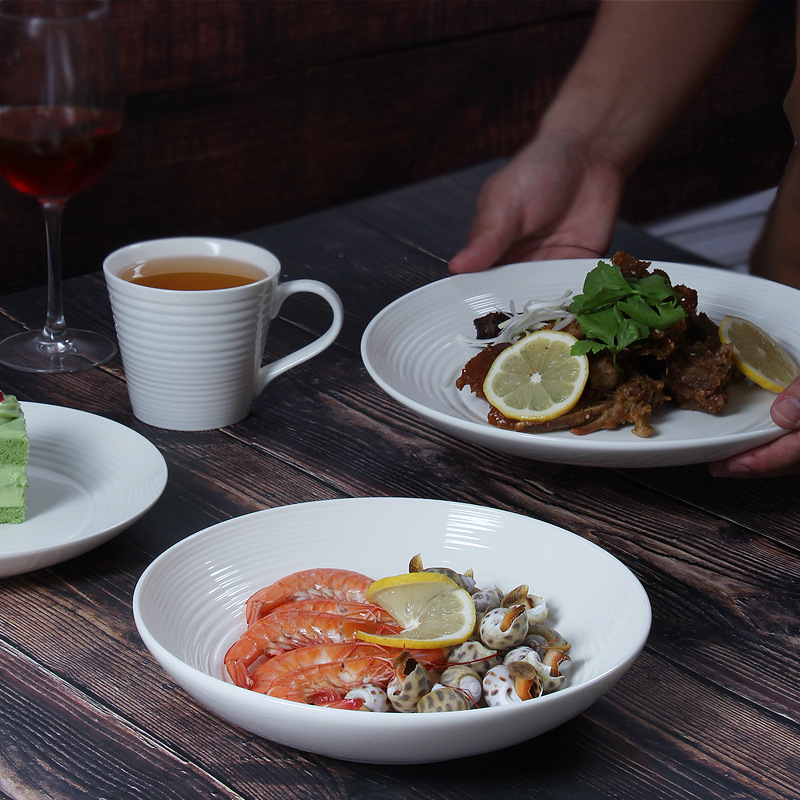 공장 직접 배치 가정용 화이트 스트라이프 언더 글레이즈 세라믹 식기 요리 서양식 식기 크리 에이 티브 디너 플레이트 개인 인터넷 유명인
