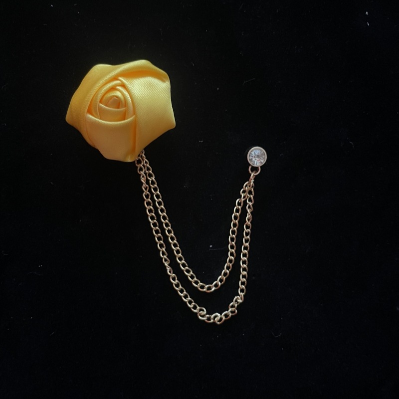 Broche de flor de rosa en tela para hombre con borlas boda_voghion.com