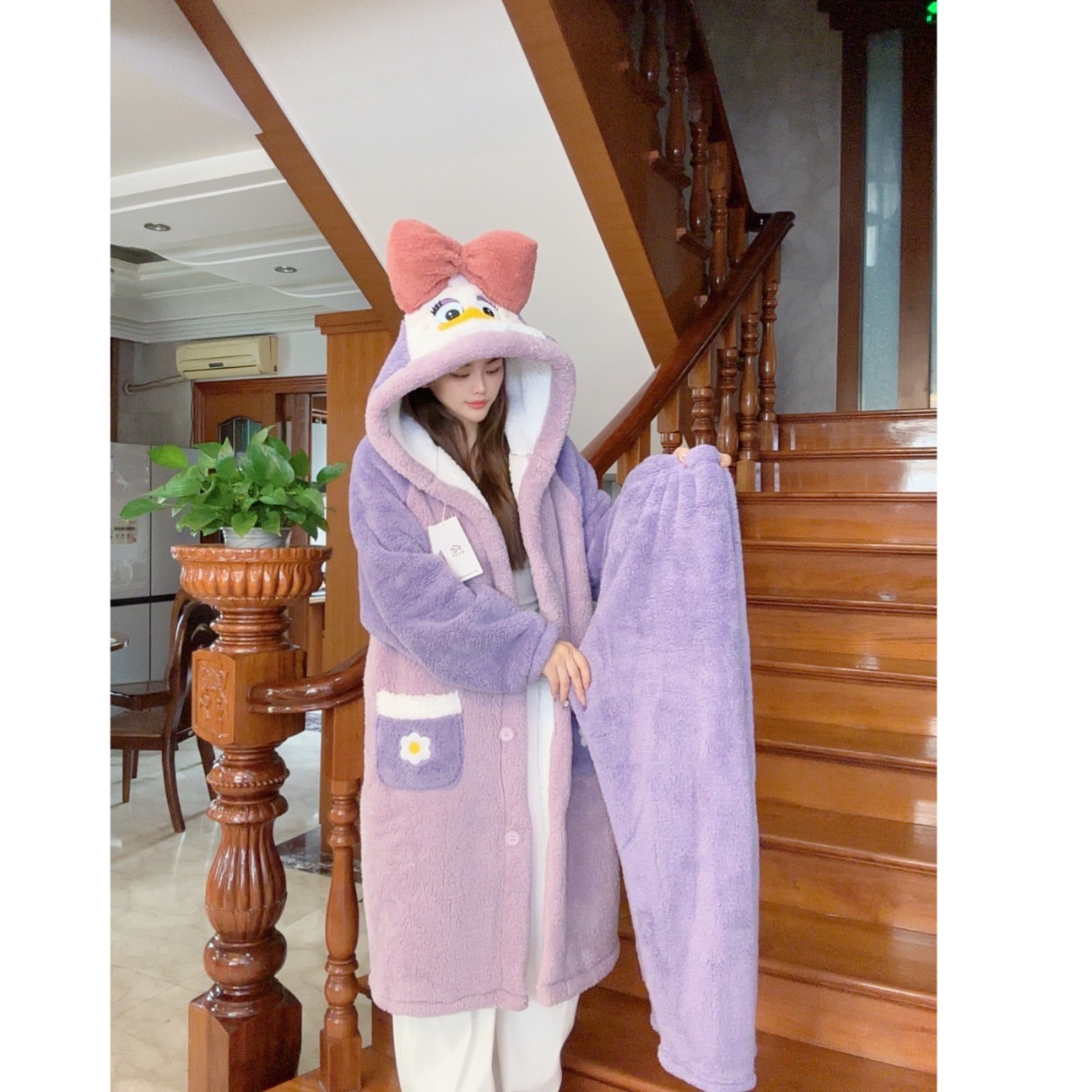 Hooded fleece-lined Thickened Autumn and Winter Daisy Duck Nightgown Wearing Winter Thickened Warm Coral Fleece Composite Fleece Women