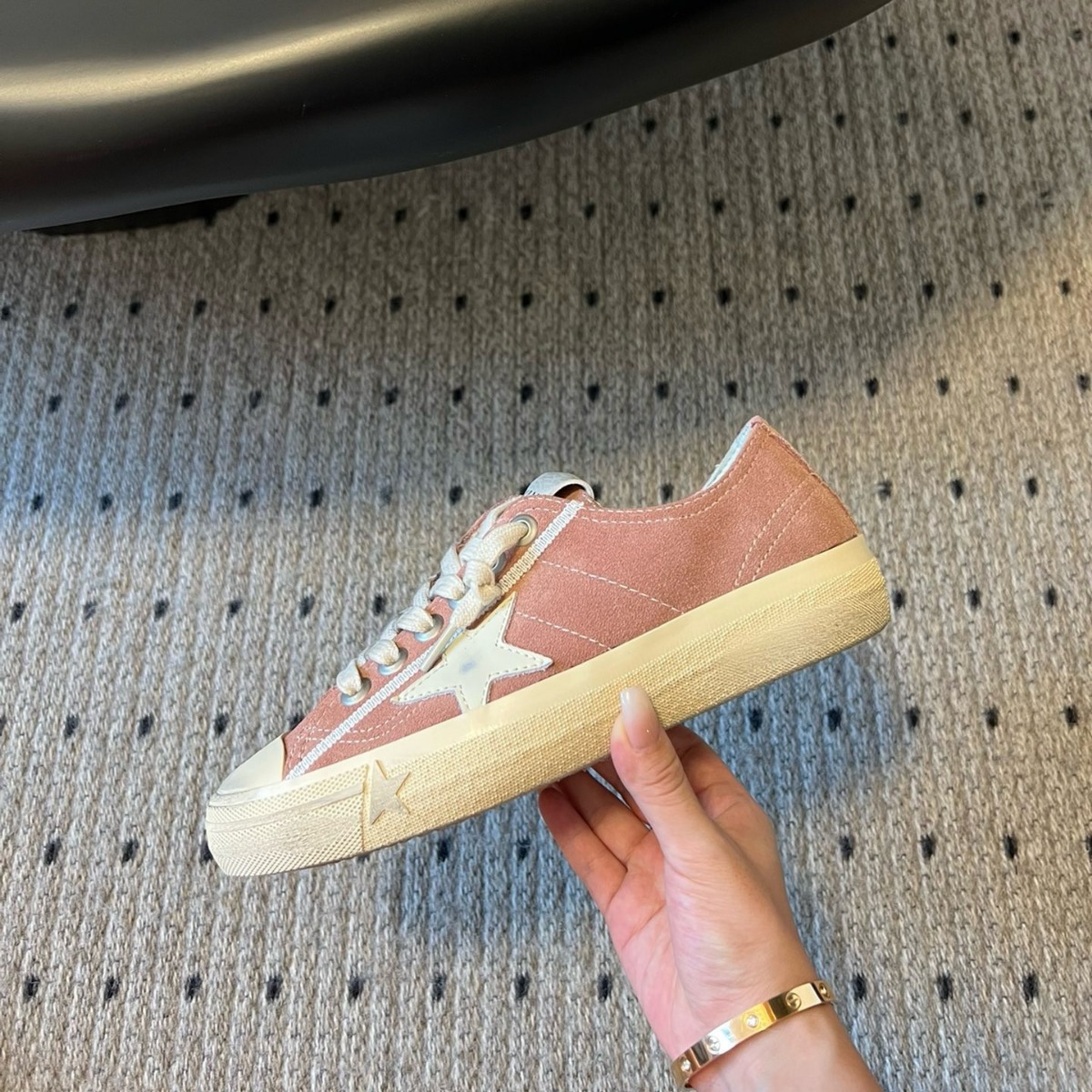 Summer retro two-tone white sneakers with hidden heel, spring 2026 collection, with a vintage distressed effect