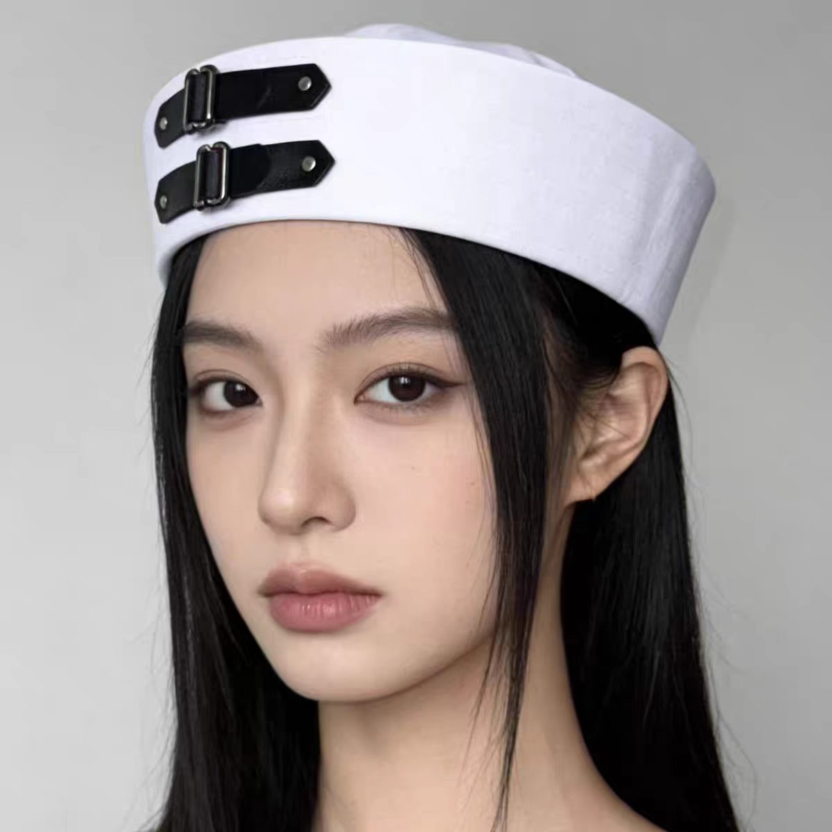 검정색 버클 세일러 모자